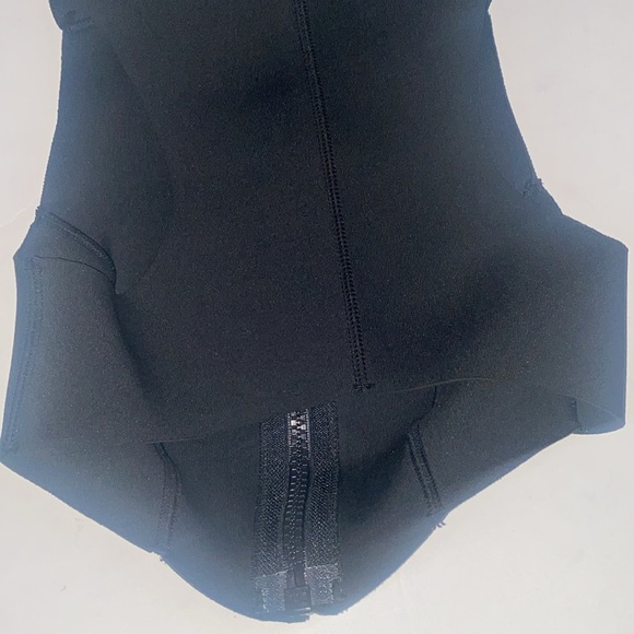 SKIMS NWT SWIM SPORT SCUBA ONYX BLACK ZIP FRONT SURF CROP TOP XXS - Picture 11 of 12